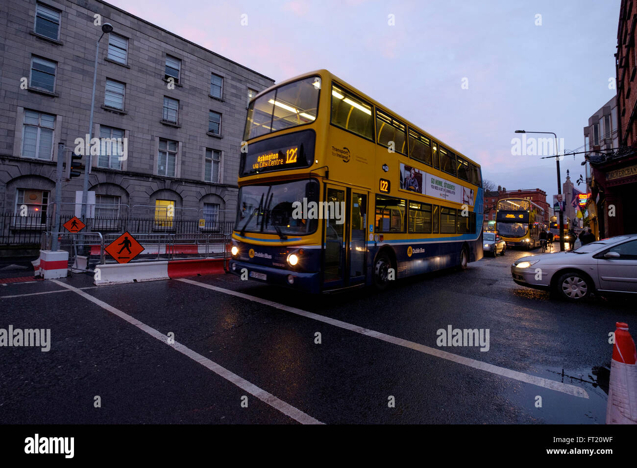 Double Decker bus per le strade di Dublino Repubblica di Irlanda, Europa Foto Stock