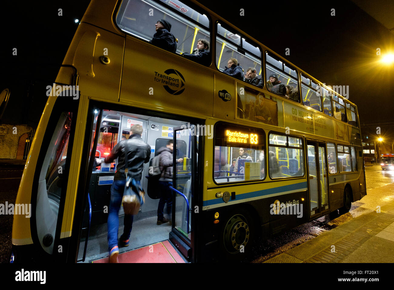 Double Decker bus per le strade di Dublino Repubblica di Irlanda, Europa Foto Stock