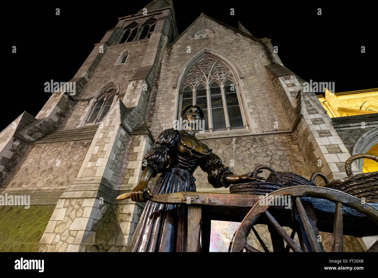 Molly Malone statua in bronzo di fronte al Saint Andrew's cattedrale in Suffolk Street, Dublin, Repubblica di Irlanda, Europa Foto Stock