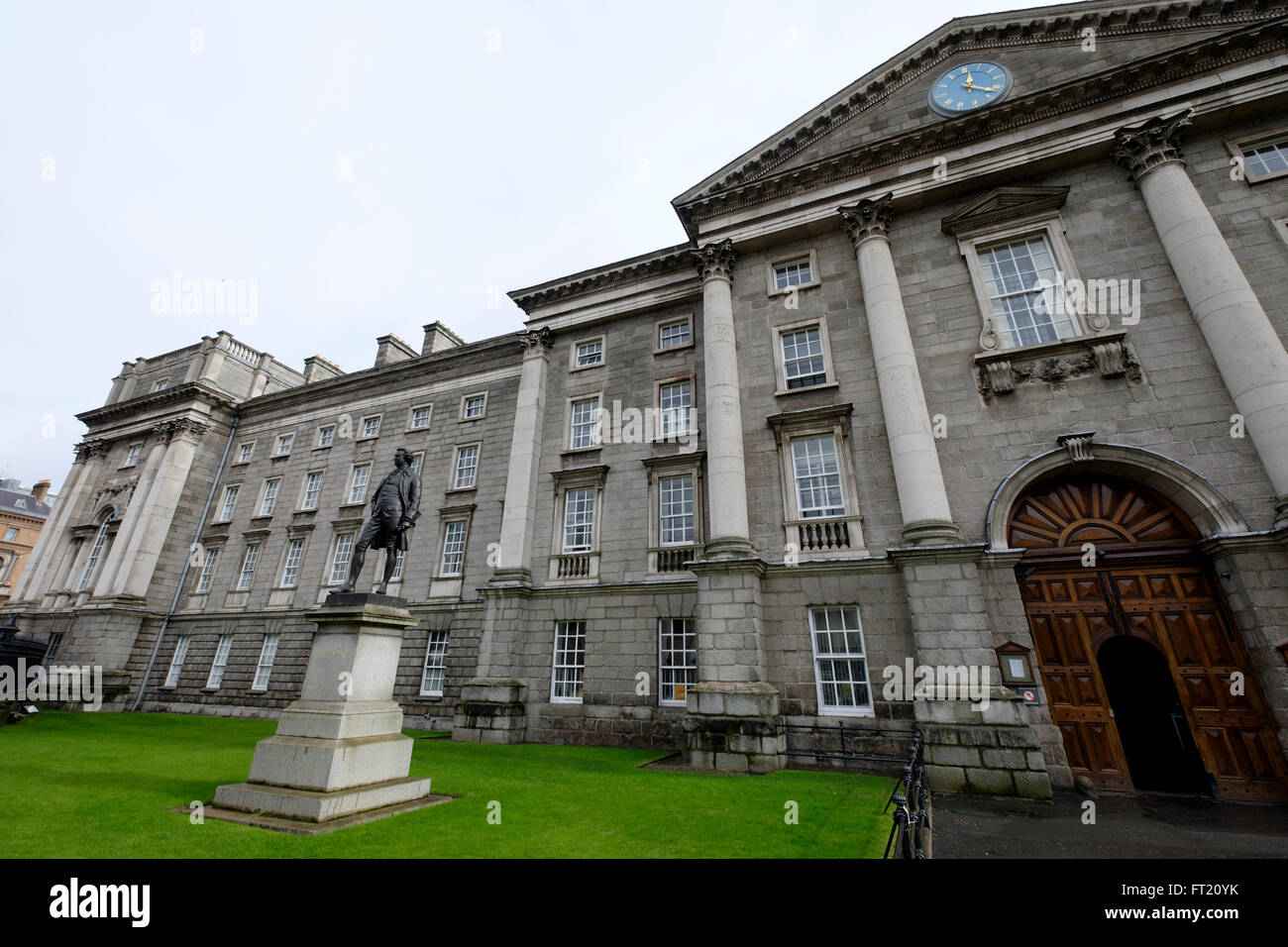 Statua di Edmund Burke nella parte anteriore del Trinity College a Dublino Repubblica di Irlanda, Europa Foto Stock