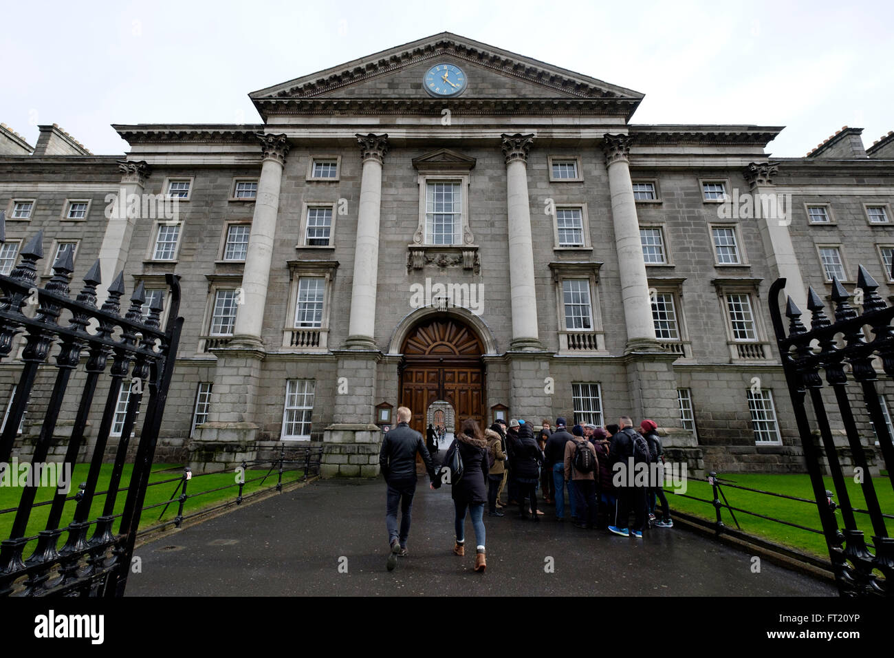 Statua di Edmund Burke nella parte anteriore del Trinity College a Dublino Repubblica di Irlanda, Europa Foto Stock