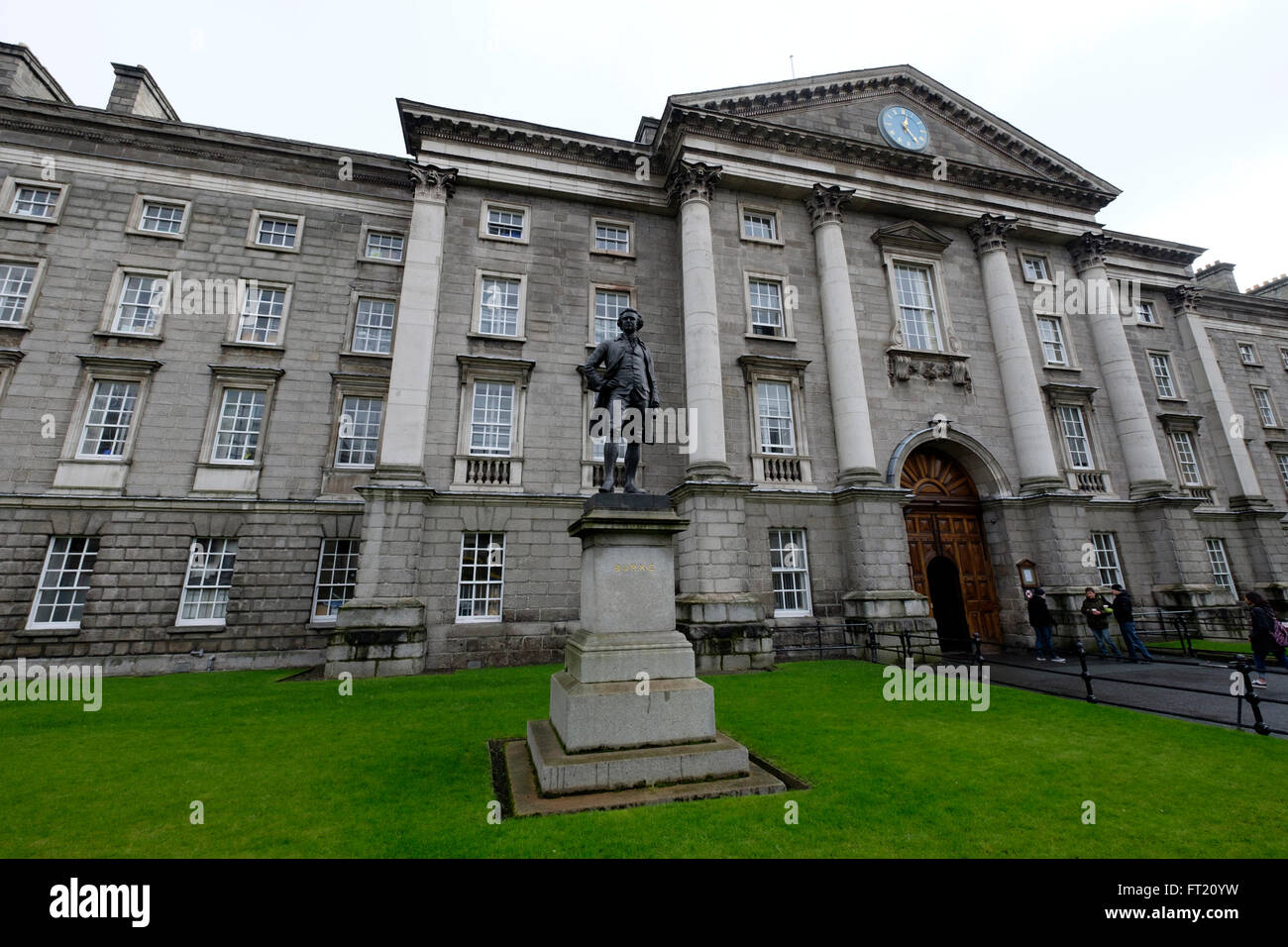 Statua di Edmund Burke nella parte anteriore del Trinity College a Dublino Repubblica di Irlanda, Europa Foto Stock