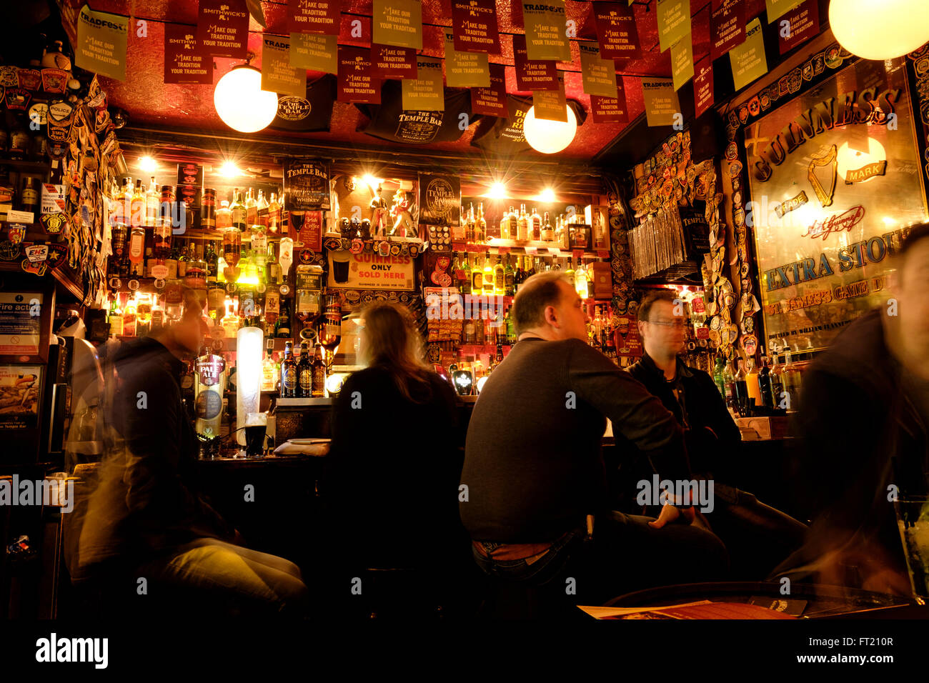 Interno del pub Temple Bar a Dublino Repubblica di Irlanda, Europa Foto Stock