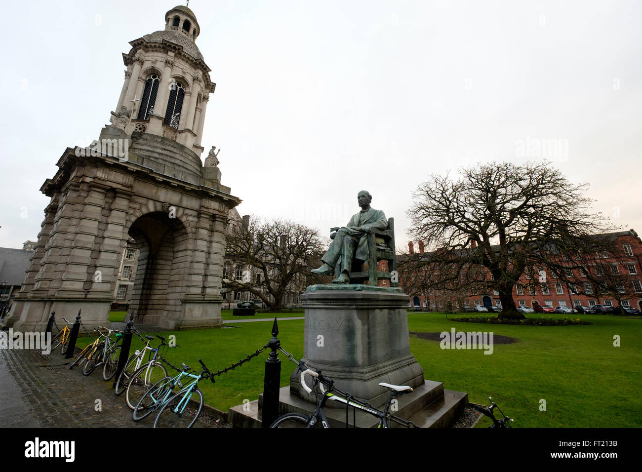 Statua di ex provost George Salmone (da John Hughes) e il campanile al Trinity College a Dublino, Irlanda Foto Stock