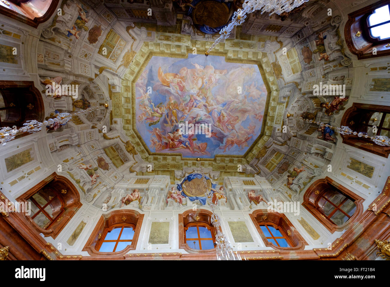 Ornato soffitto dipinto presso la Sala di marmo della parte superiore del Palazzo Belvedere di Vienna in Austria, Europa Foto Stock