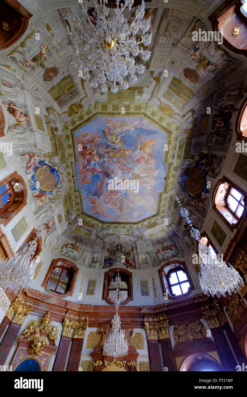 Ornato soffitto dipinto presso la Sala di marmo della parte superiore del Palazzo Belvedere di Vienna in Austria, Europa Foto Stock