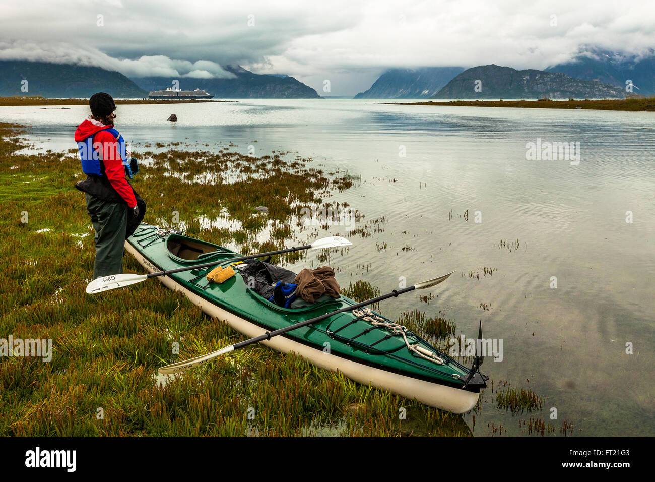 Un kayaker orologi a passando per la nave di crociera nel Parco Nazionale di Glacier Bay, Alaska Foto Stock