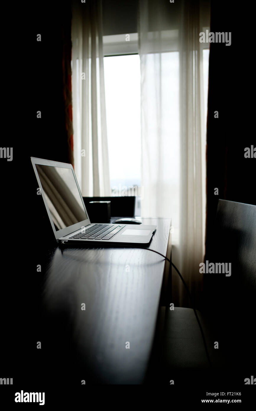 Apple MacBook Air sulla parte superiore di una scrivania a casa Foto Stock