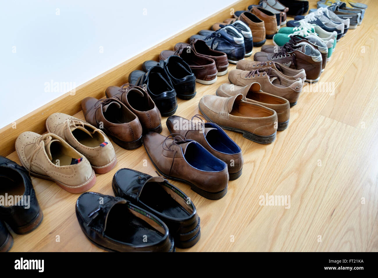 Fila di scarpe immagini e fotografie stock ad alta risoluzione Alamy