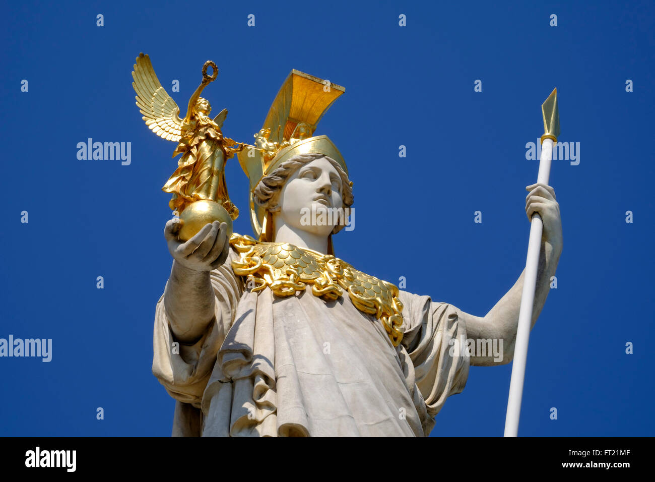 Chiudere fino alla statua di Athena - Pallas Athene fontana di fronte al parlamento austriaco edificio a Vienna, Austria, Europa Foto Stock