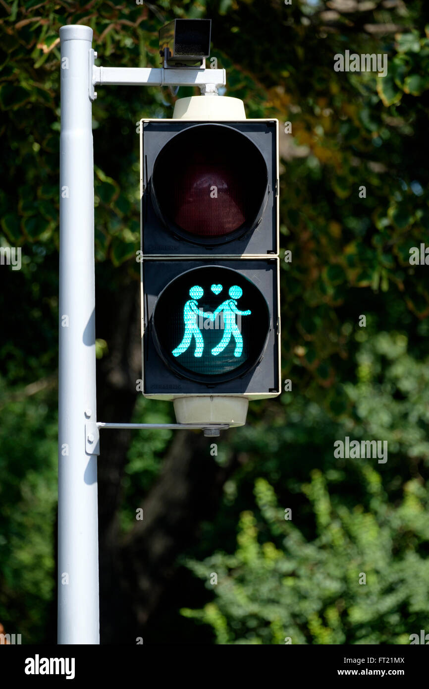 Attraversamento pedonale luce verde con una coppia gay Foto Stock