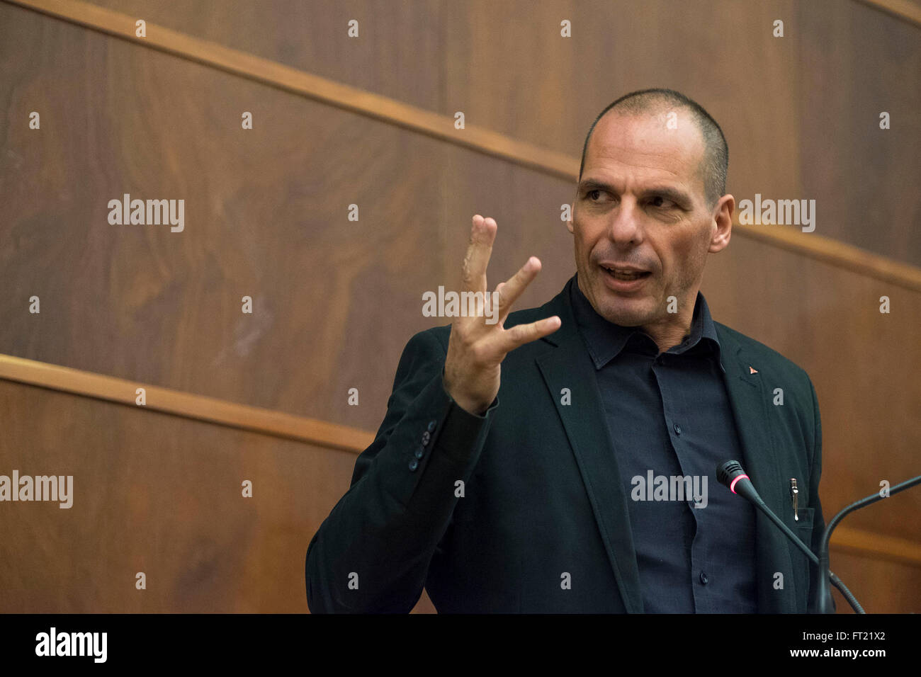 Ex ministro delle Finanze della Grecia Yanis Varoufakis dando un discorso Foto Stock