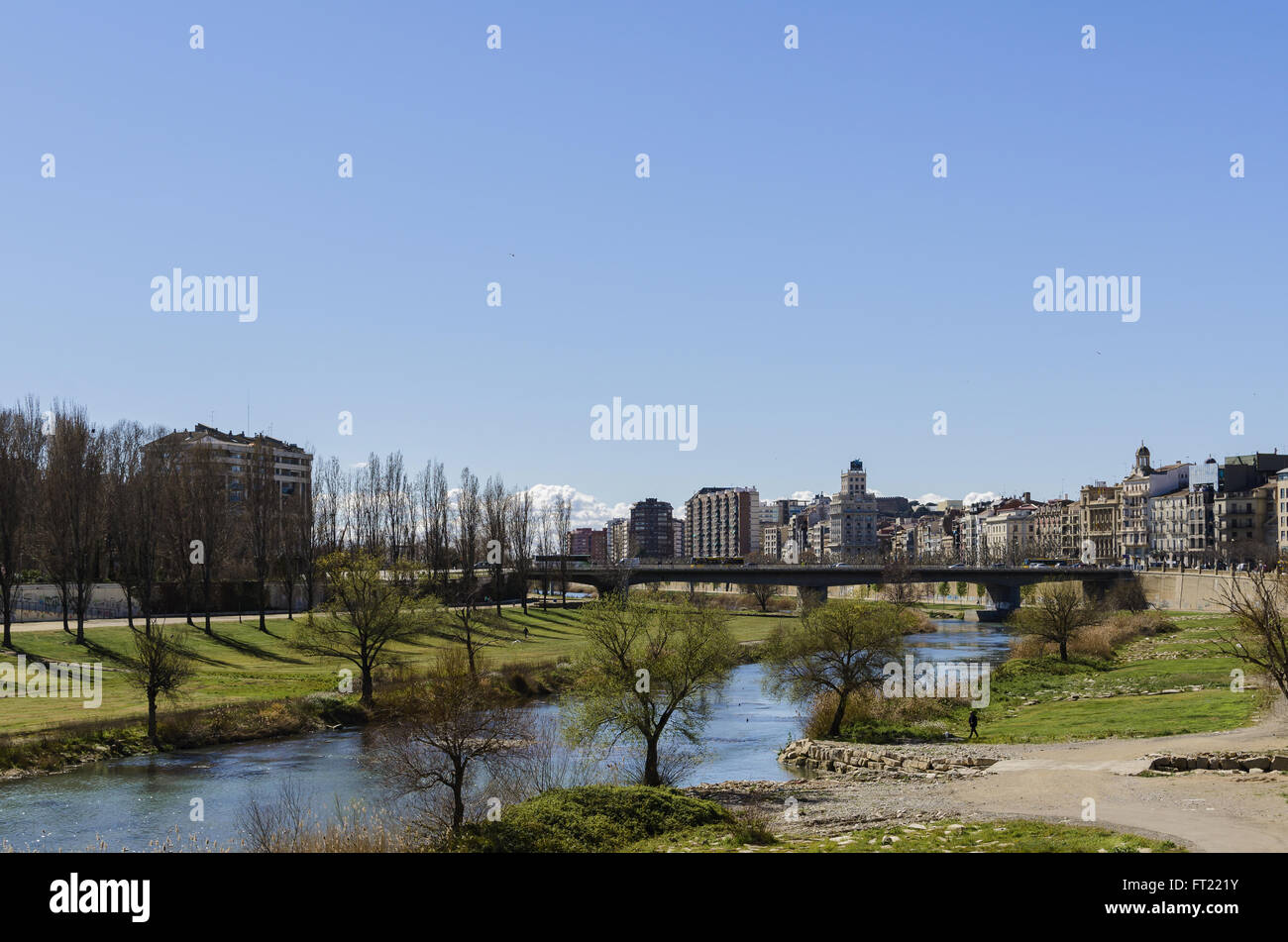 Un Segre fiume vista nella città di Lleida, Catalogna, Spagna Foto Stock