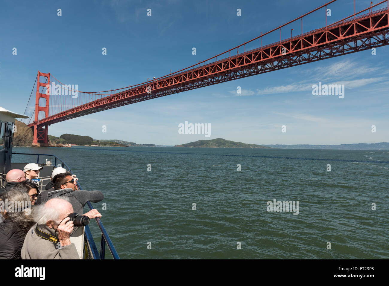 I passeggeri di un giro turistico in barca sotto il Ponte Golden Gate a San Francisco, California, Stati Uniti d'America Foto Stock