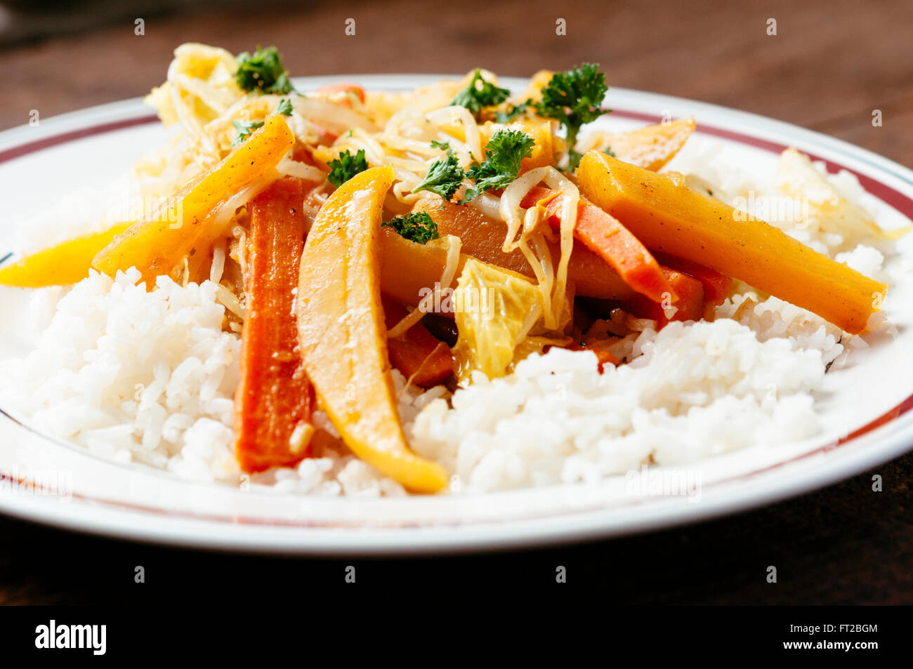 Salsa speziata Rutabaga e carote con cavolo cinese e di germogli di soia Foto Stock