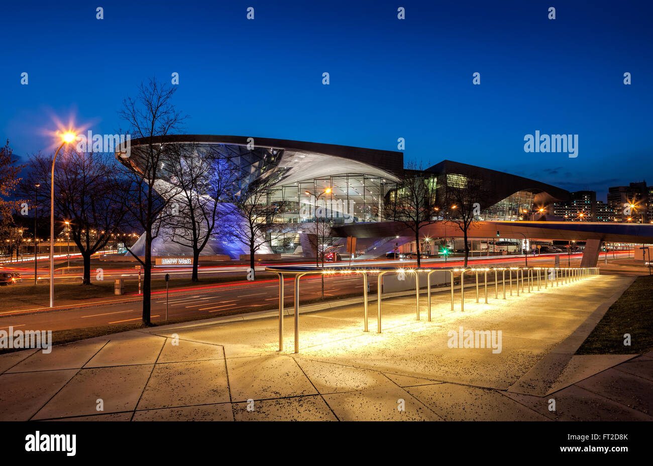 Monaco di Baviera, Germania - 8 Marzo 2016: BMW World (BMW Welt) in Monaco di notte, un multi-funzionale esperienza cliente e esposizione Foto Stock