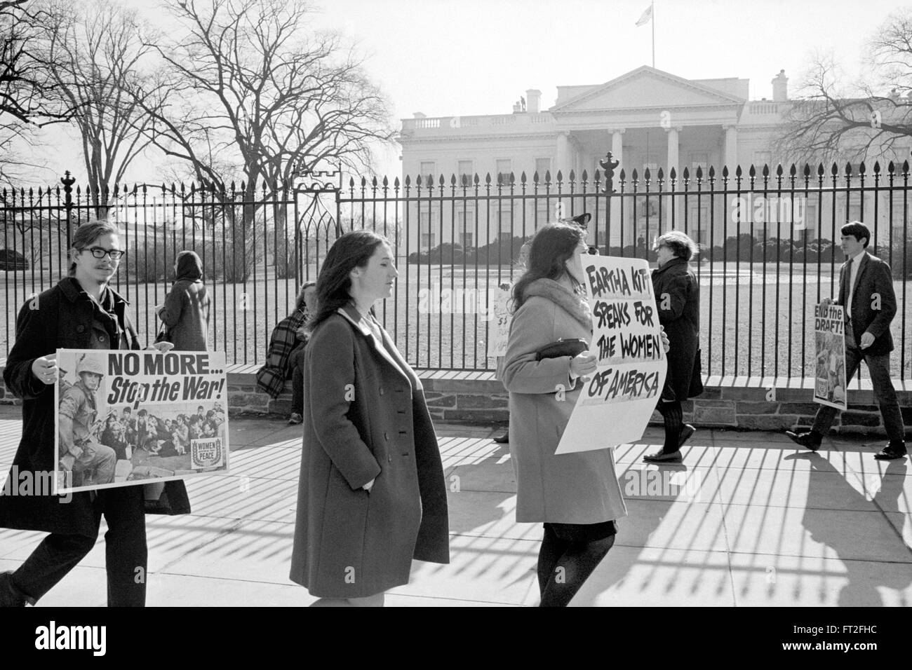 Guerra del Vietnam protesta. Guerra Anti-Vietnam manifestanti al di fuori della casa bianca a Washington DC, Gennaio 1968 Foto Stock