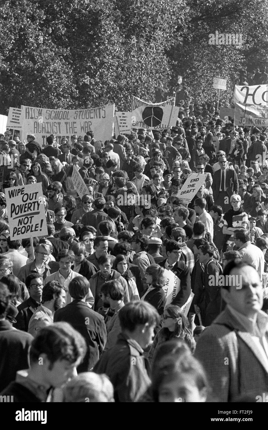 Guerra del Vietnam protesta. Grande folla ad una mobilitazione nazionale per porre fine alla guerra nel Vietnam azione diretta dimostrazione, Washington DC, Ottobre 1967 Foto Stock