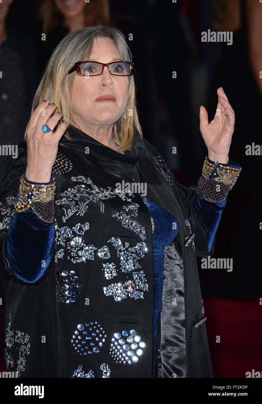 LOS ANGELES, CA - Dicembre 14, 2015: attrice Carrie Fisher in prima mondiale di "Guerre Stellari: la forza risveglia' su Hollywood Boulevard Foto Stock