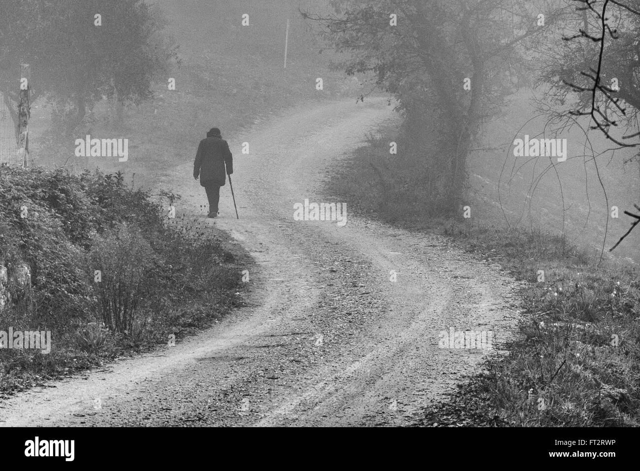 Il vecchio uomo- Un vecchio uomo che cammina solo nella nebbia Foto Stock