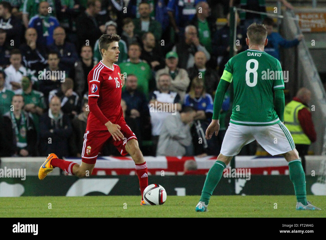 07 Sett 2015 - Euro 2016 Qualifier - Gruppo F - Irlanda del Nord 1 Ungheria 1. Ungheria Ádám Nagy (16) in azione durante il gioco. Foto Stock