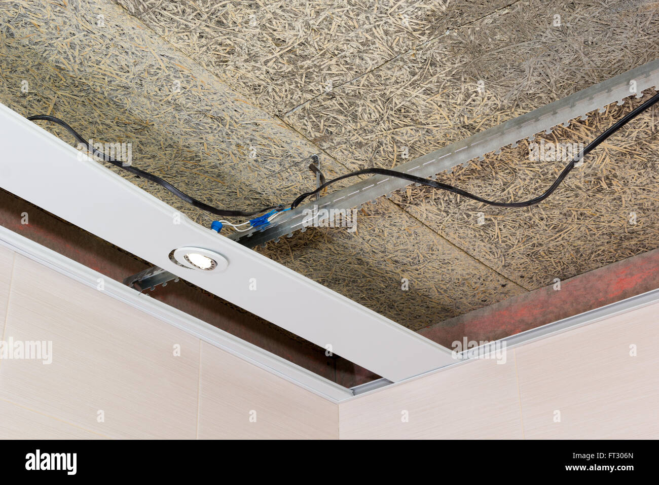 Stuoia di fibra di soffitti sospesi e cablaggio elettrico Foto Stock