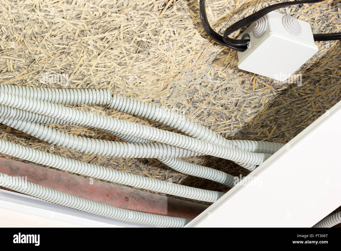 Stuoia di fibra di soffitti sospesi e cablaggio elettrico Foto Stock