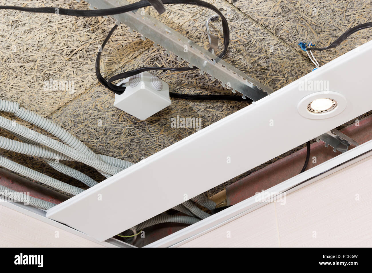 Stuoia di fibra di soffitti sospesi e cablaggio elettrico Foto Stock
