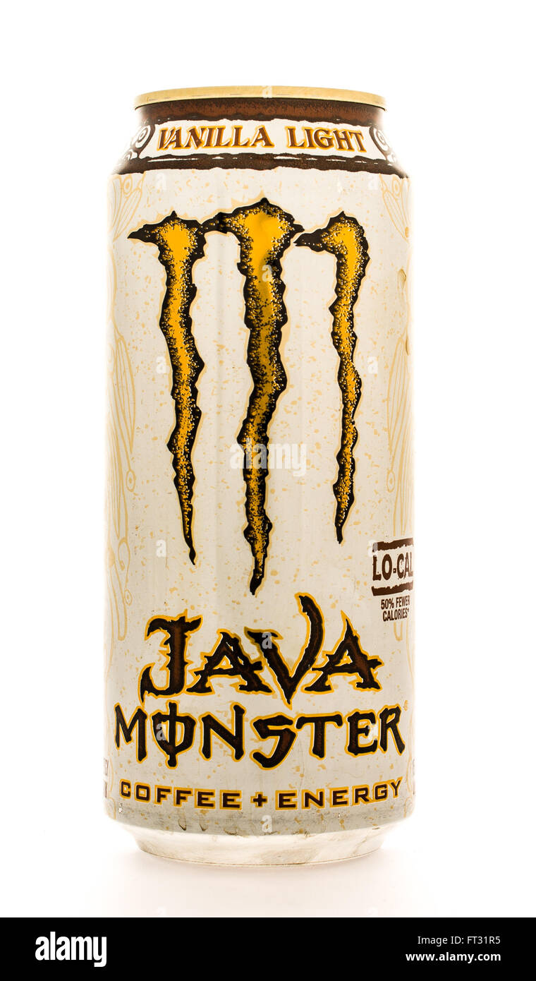 Winneconne, WI - 12 agosto 2015: Può di Java Monster elettrico caffè drink nella luce di vaniglia sapore. Foto Stock