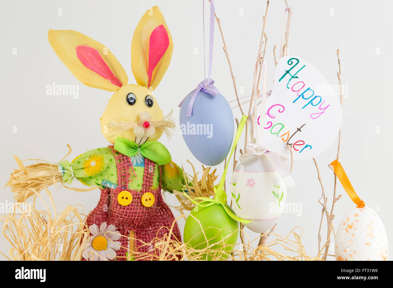 Coniglietto di pasqua giocattolo e decorate le uova di Pasqua Foto Stock