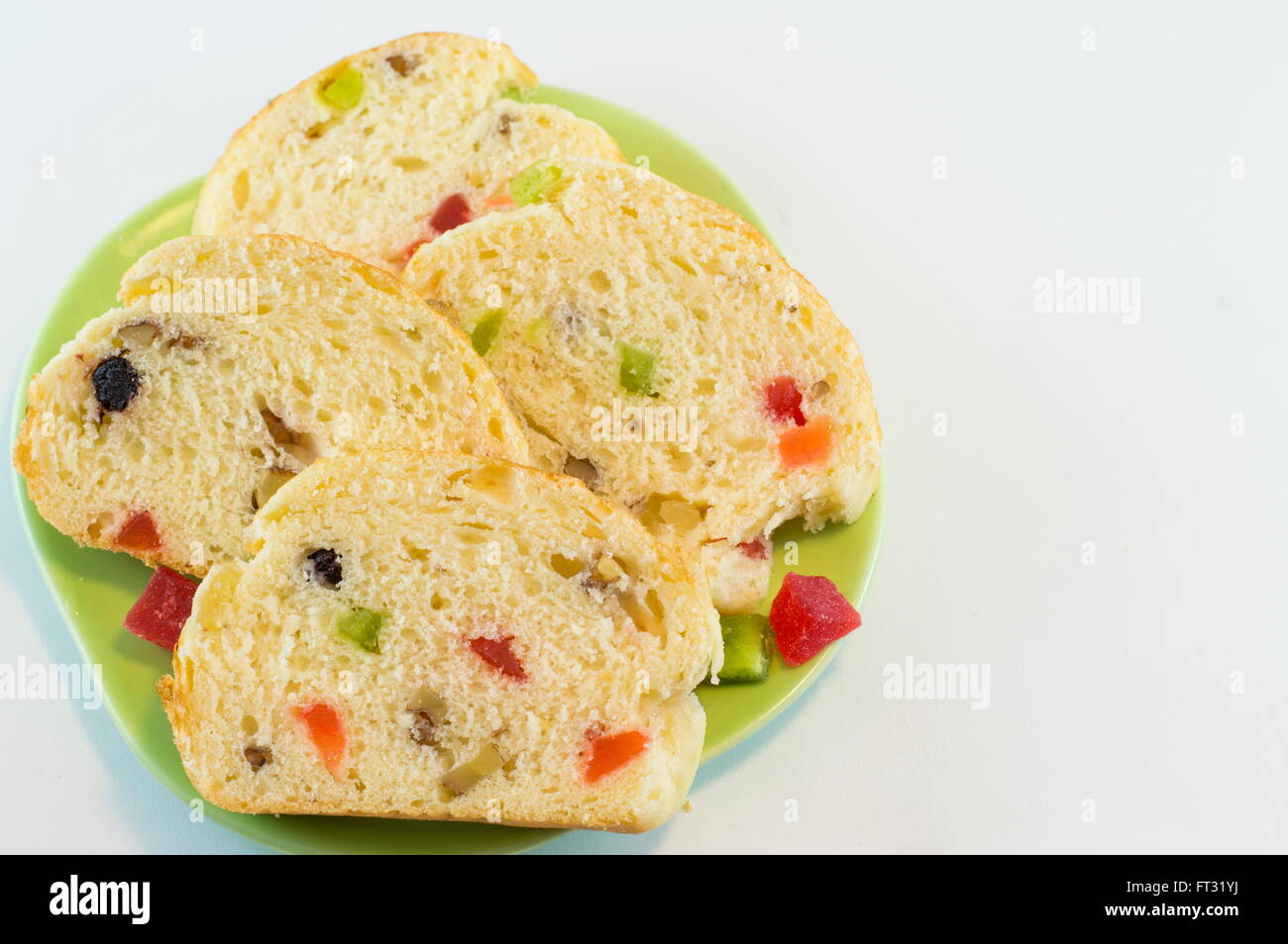 Il pane di frutta con frutta secca su una piastra Foto Stock