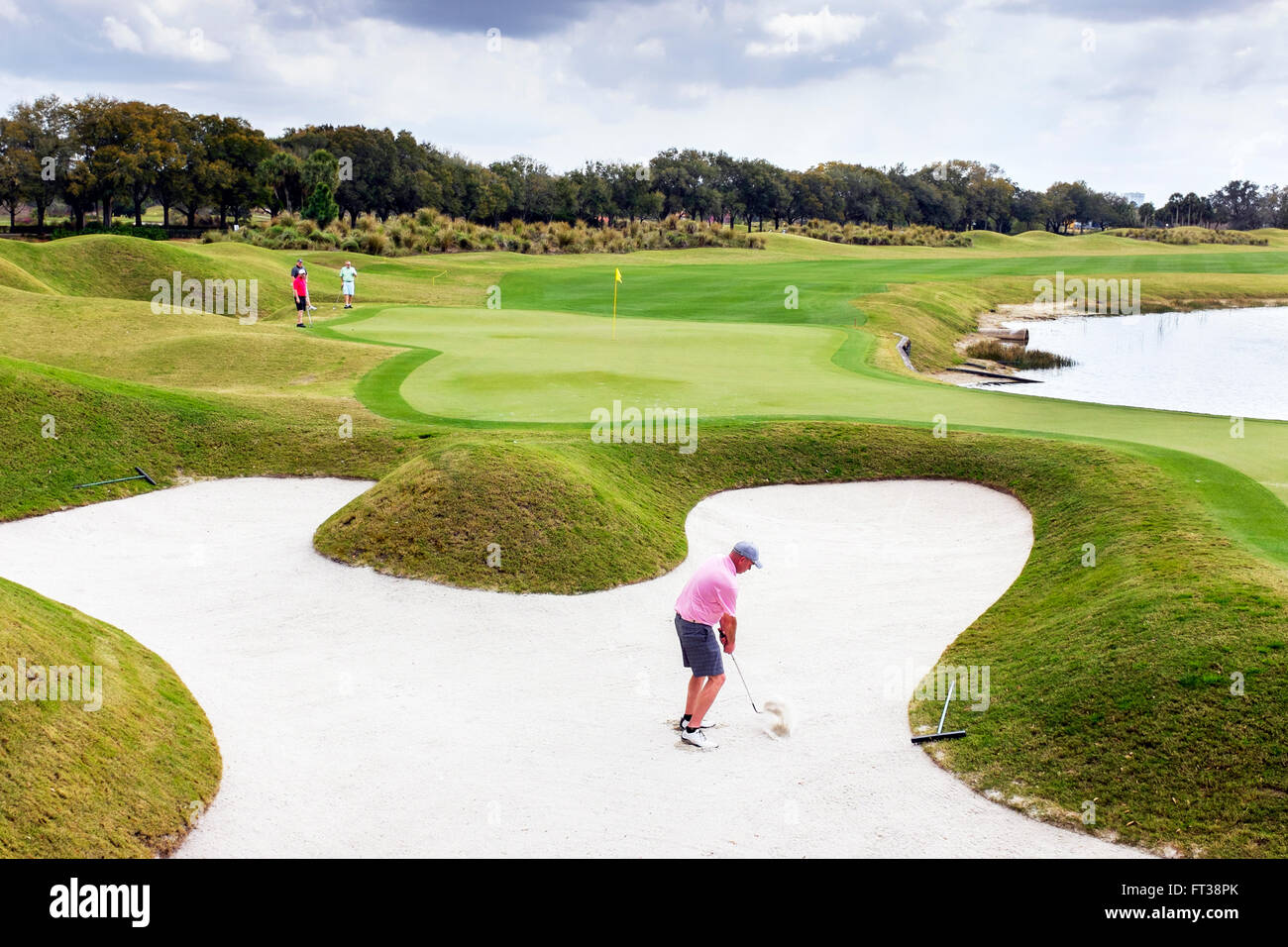 Il golfer riproduzione di un bunker a grand Cipro golf club, Orlando, Stati Uniti d'America Foto Stock