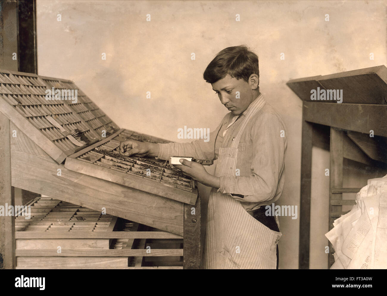 Apprendimento del ragazzo di typesetting, scuola di formazione per sordomuti, zolfo, Oklahoma, Stati Uniti d'America, circa 1917 Foto Stock