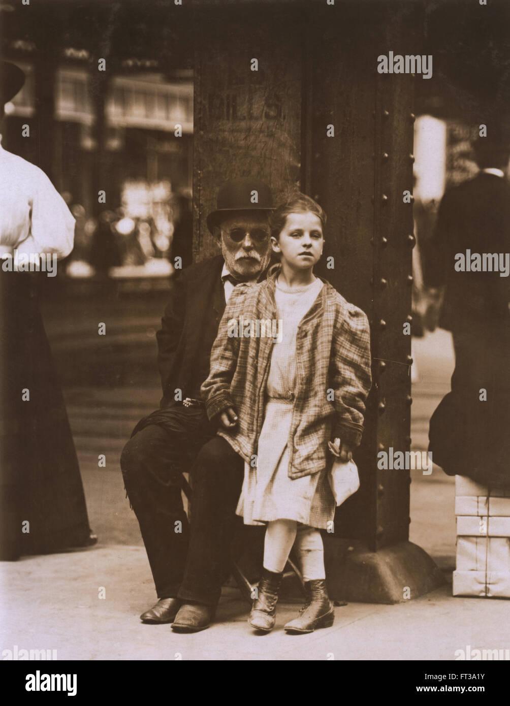 Ragazza giovane e uomo anziano accattonaggio 6th Avenue e la 14th Street, New York New York, USA, circa 1910 Foto Stock