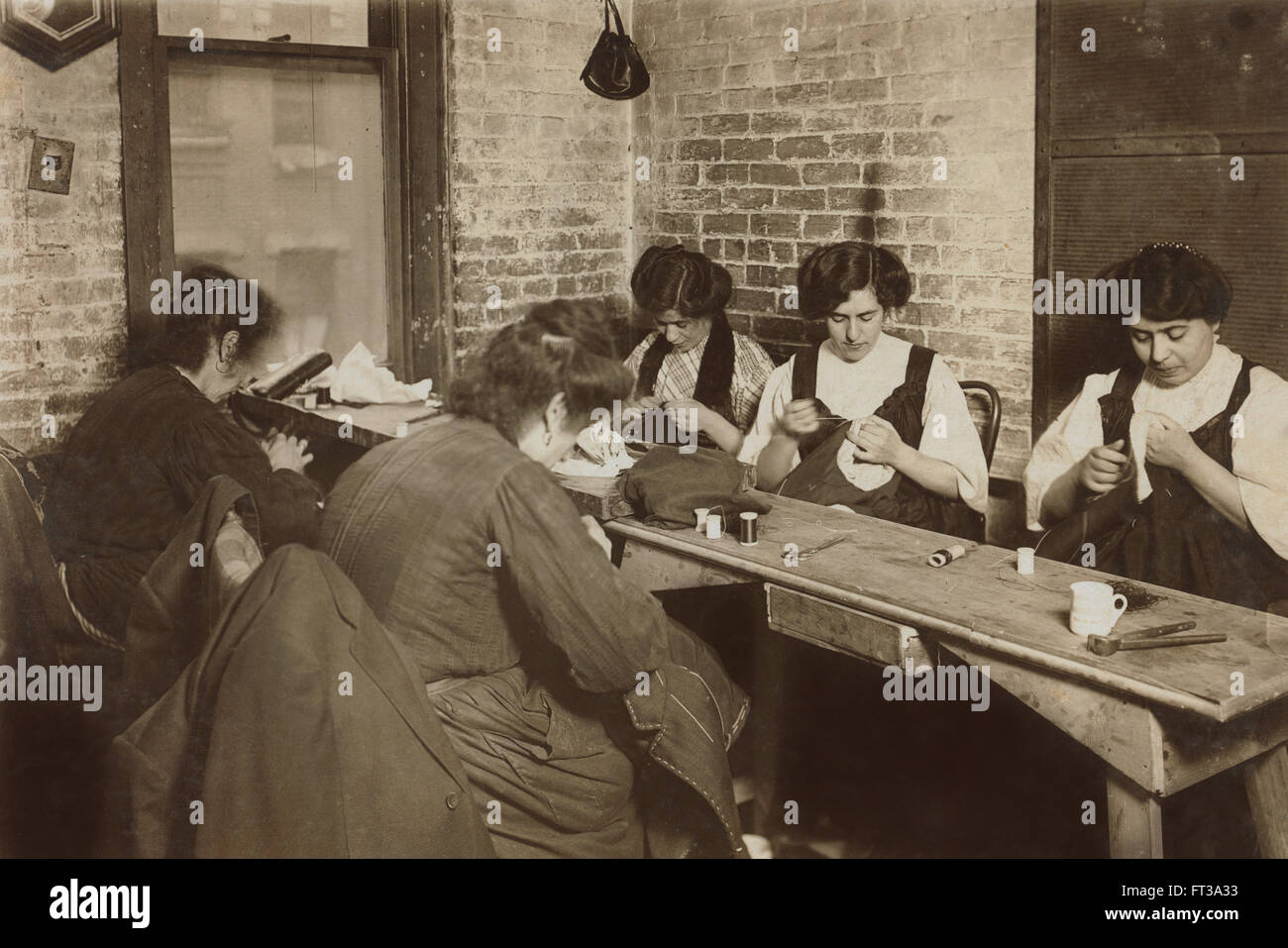 Un gruppo di donne che lavorano in manodopera a basso costo, la città di New  York, New York, USA, circa 1908 Foto stock - Alamy