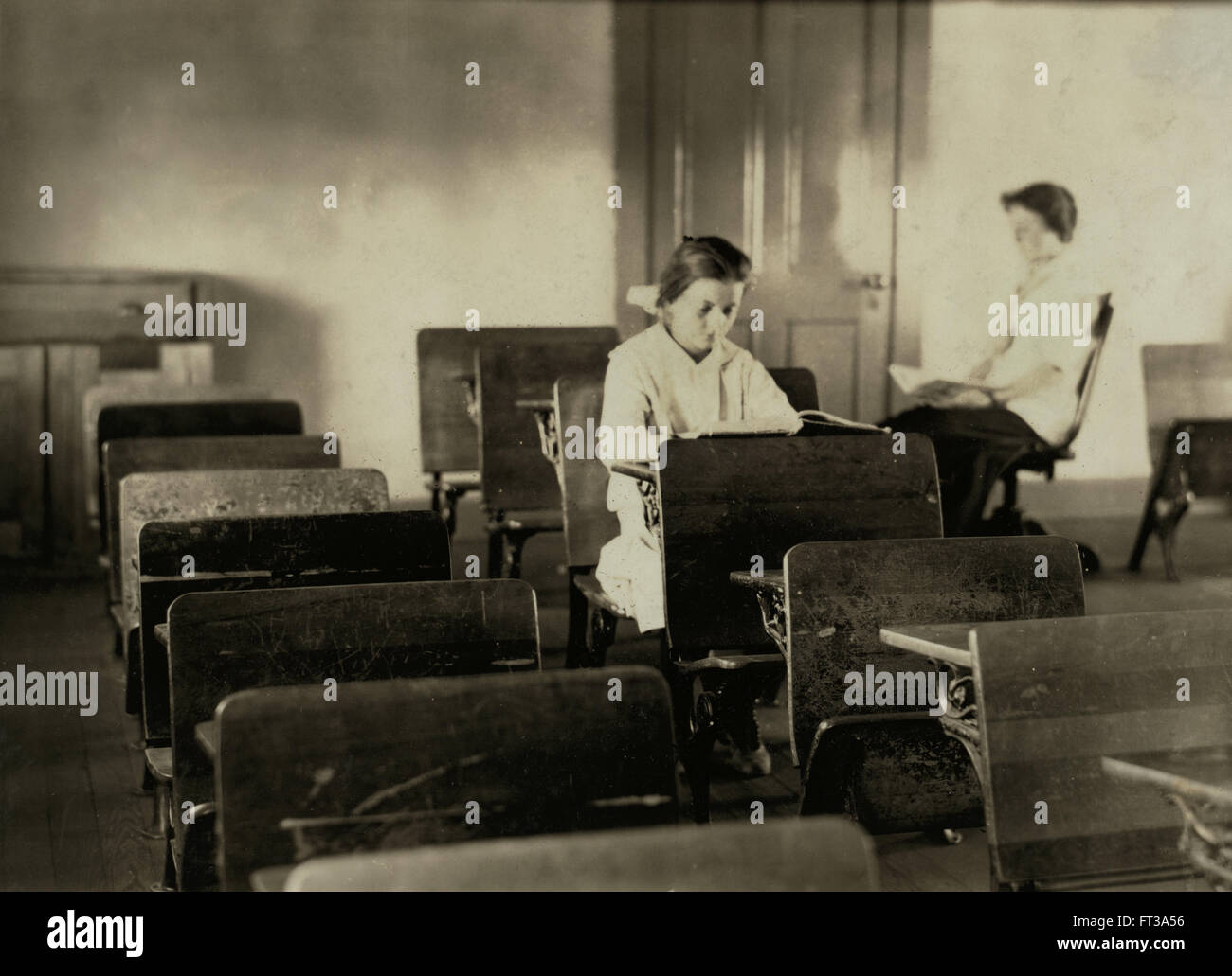 Insegnante uno studente su 20 possibili agli studenti cinque settimane dopo la scuola ha iniziato a Fort Morgan Colorado USA circa ottobre 1915 Foto Stock