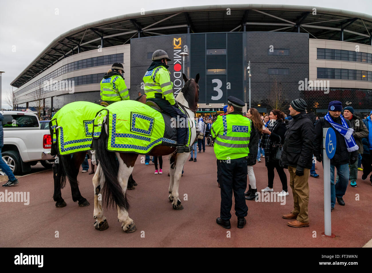 Polizia montata al di fuori Stadium MK Dons, Milton Keynes, Buckinghamshire, UK Foto Stock