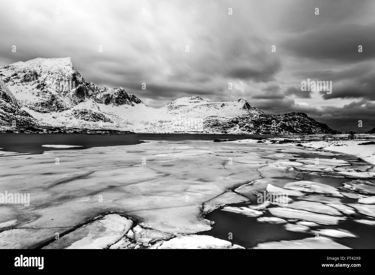 Flakstadoya nelle Isole Lofoten in Norvegia in inverno in un giorno nuvoloso. Foto Stock