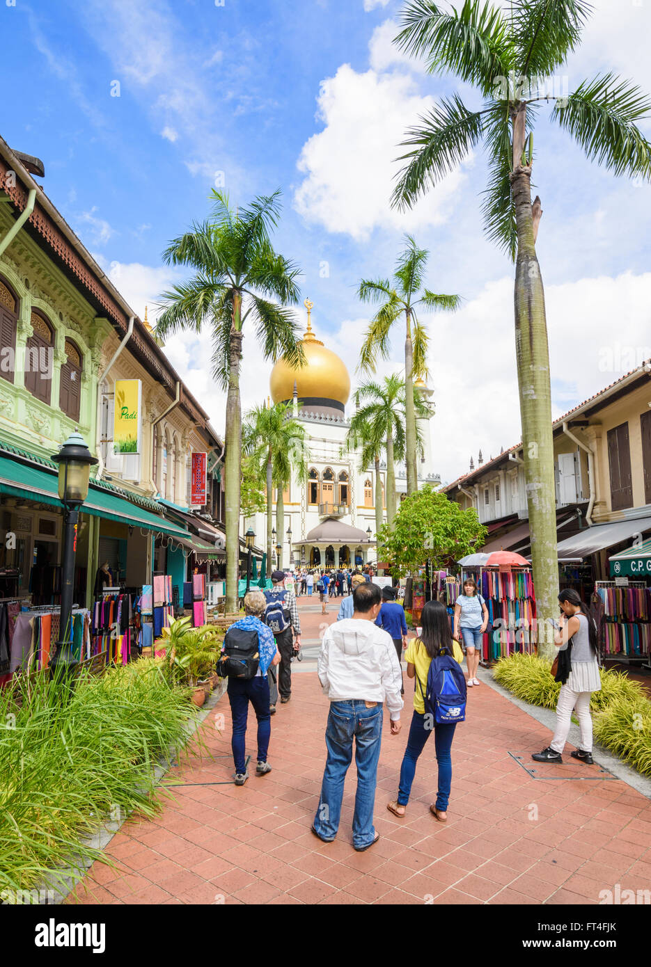 Bussorah pedonale St foderato con negozi e caffetterie che conduce a Masjid Sultan in Kampong Glam, Singapore Foto Stock