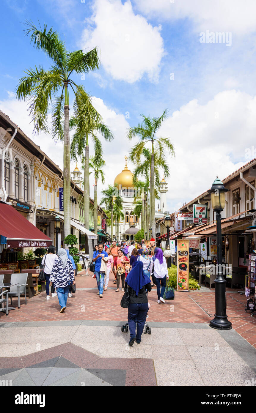 Bussorah pedonale St foderato con negozi e caffetterie che conduce a Masjid Sultan in Kampong Glam, Singapore Foto Stock