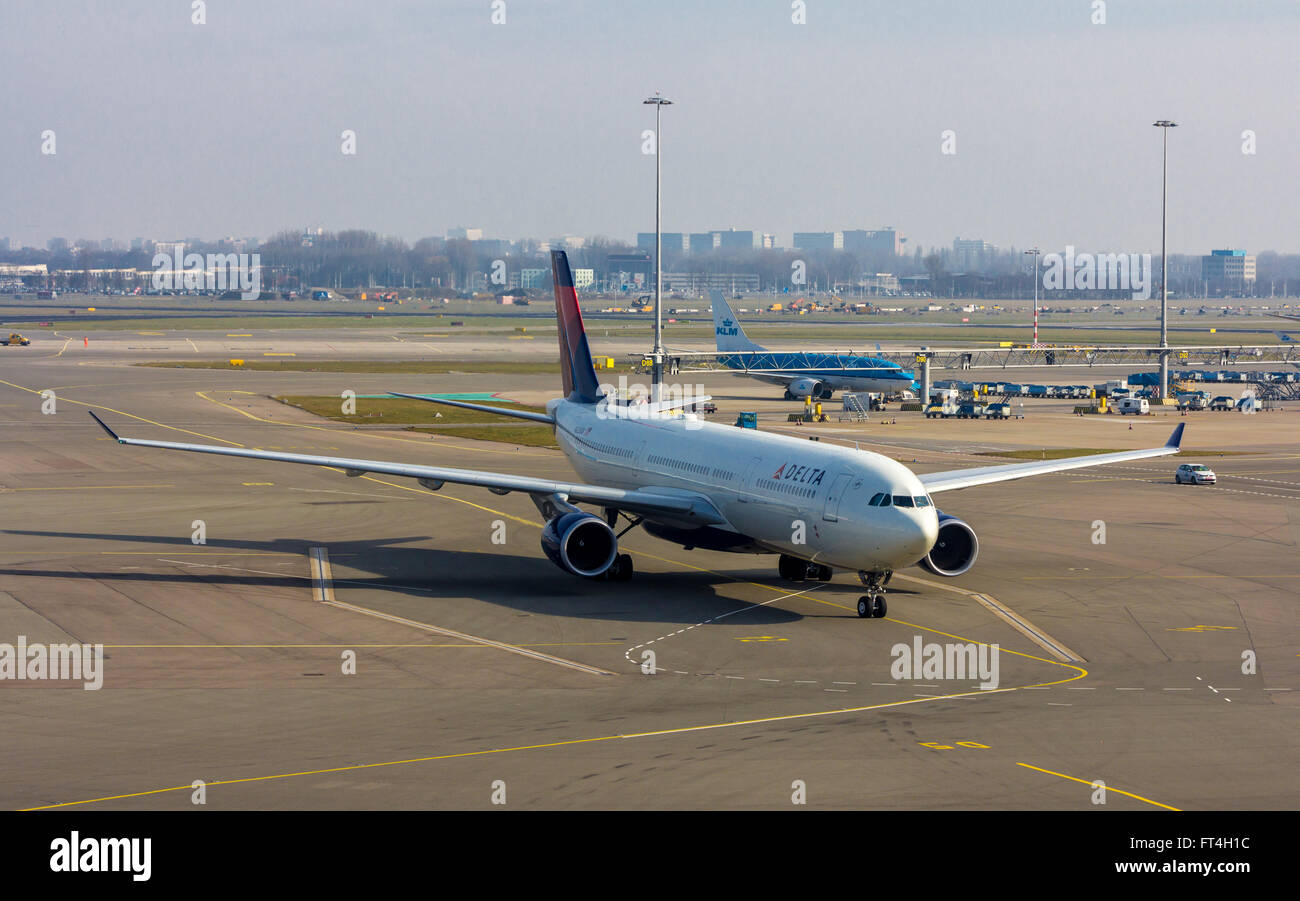 L'aeroporto di Schiphol, North Holland/Paesi Bassi - Marzo 10 2016: Delta Airlines aerei passeggeri all'aeroporto di Schiphol Foto Stock