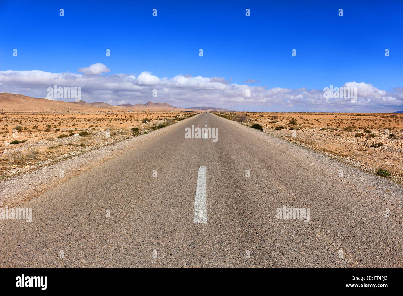Arido deserto vuoto road nel Medio Atlante in Marocco, Africa Foto Stock