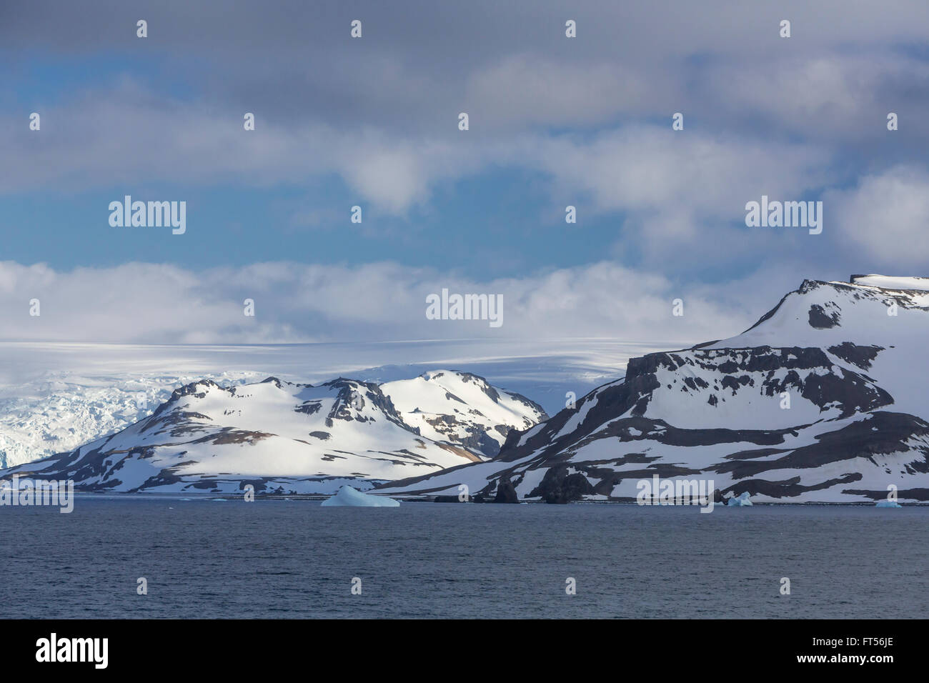 Le montagne di Admiralty Bay, sull'isola King George, Penisola Antartica, Antartide. Foto Stock