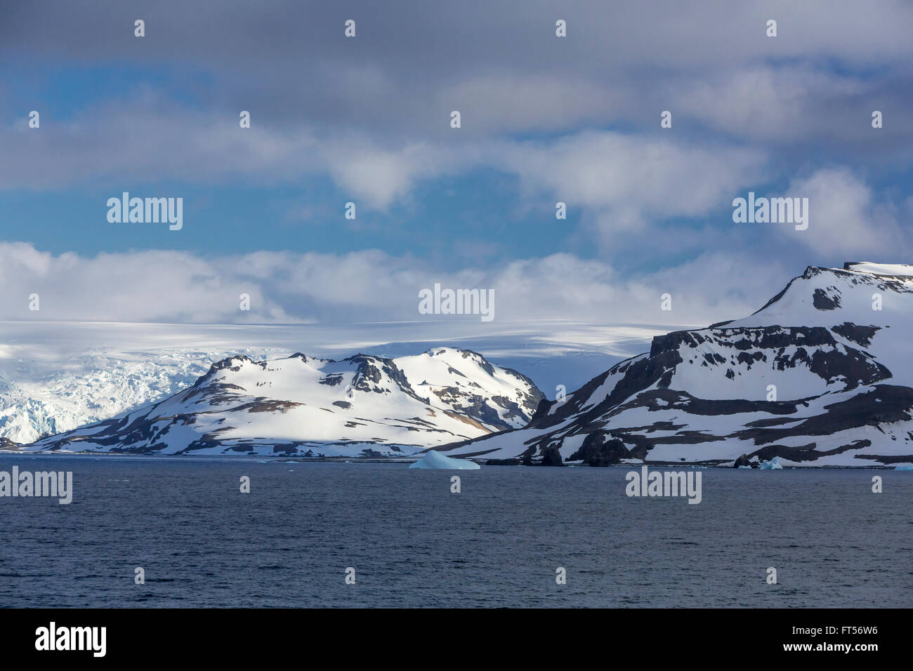 Le montagne di Admiralty Bay, sull'isola King George, Penisola Antartica, Antartide. Foto Stock