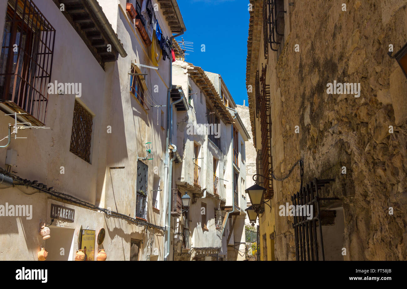 Tipiche le strade e gli edifici della famosa città di Cuenca, Spagna Foto Stock