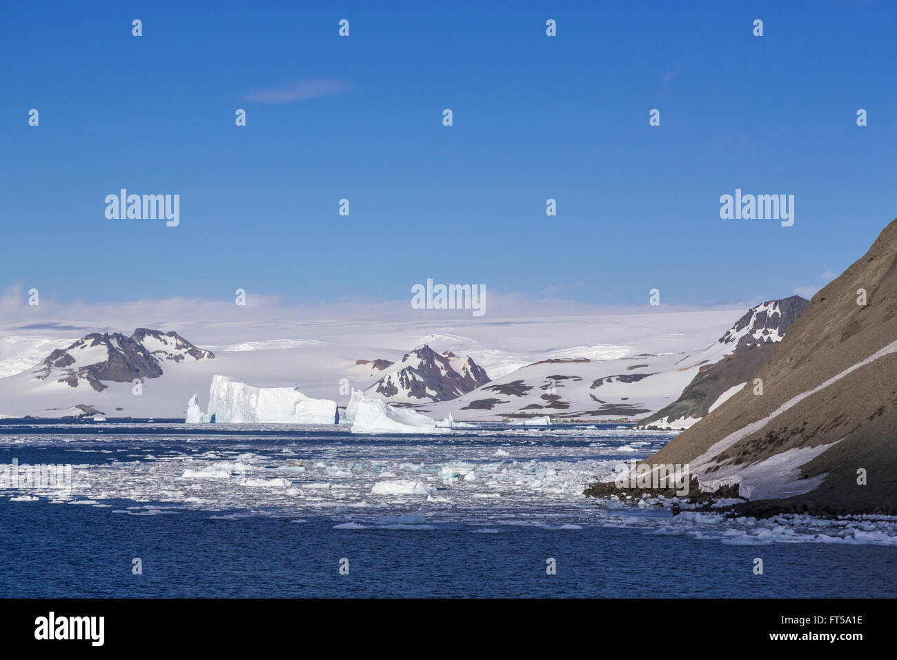 Le montagne di Admiralty Bay, sull'isola King George, Penisola Antartica, Antartide. Foto Stock