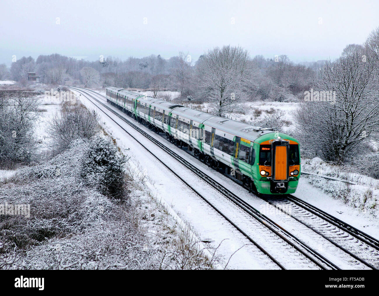 I treni elettrici nella neve in valle di Arun West Sussex Regno Unito Foto Stock