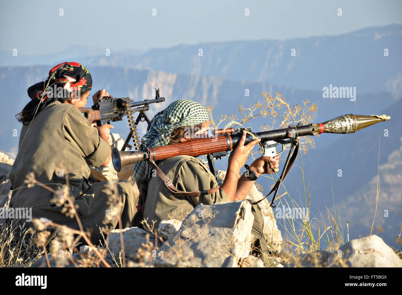 Le donne combattenti con il PKK curdo i guerriglieri con propulsione a razzo di granate e una macchina pesante pistola illustrata in una propaganda foto rilasciata dal PKK il 8 agosto 2014 nel Kurdistan iracheno. Foto Stock