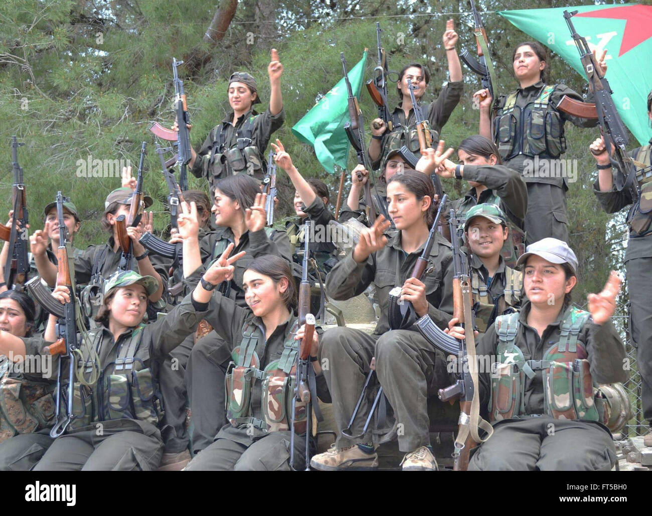 Le donne combattenti con il curdo YPG celebrare mostrato in una propaganda foto rilasciata dalla YPG Marzo 24, 2016 nel Kurdistan iracheno. La YPG popoli o gruppi di protezioni stanno combattendo lo stato islamico in Siria e Iraq. Foto Stock