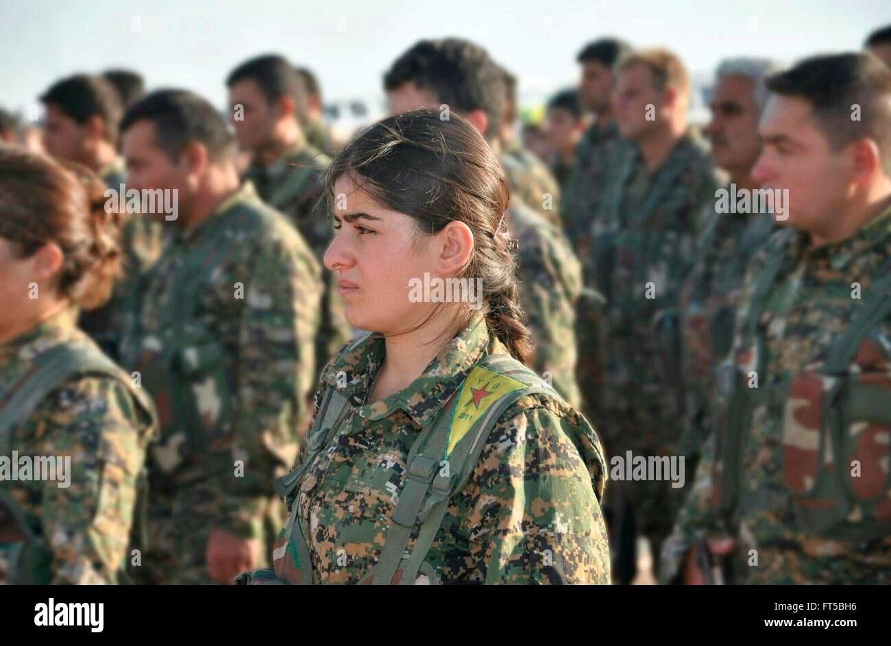 Le donne combattenti con il curdo YPG line up per un briefing mostrato in una propaganda foto rilasciata dalla YPG Marzo 24, 2016 nel Kurdistan iracheno. La YPG popoli o gruppi di protezioni stanno combattendo lo stato islamico in Siria e Iraq. Foto Stock